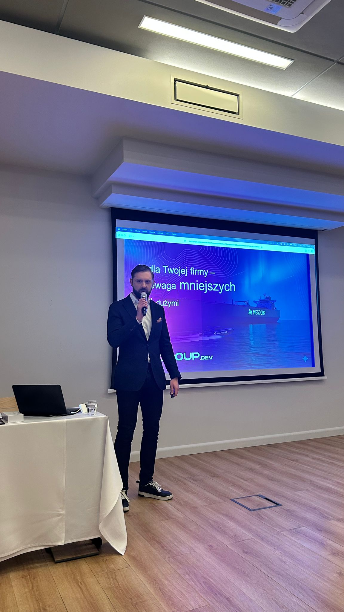 Mateusz Styburski podczas warsztatu AI